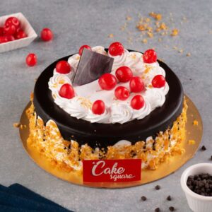 Our Special German Black Forest 1/2 Kg Birthday Cake is made of butterscotch and chocolate and topped with white cream and cherries.