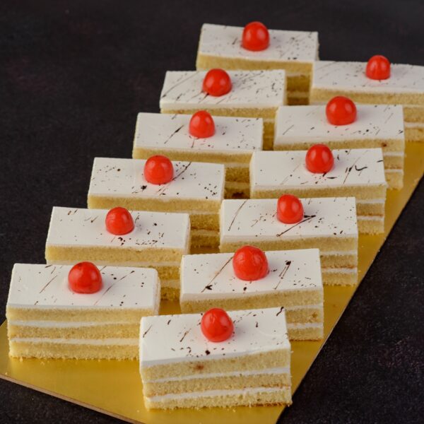 Vanilla Pastry 80 gms. Elegant vanilla pastry with creamy layers, 80 grams.