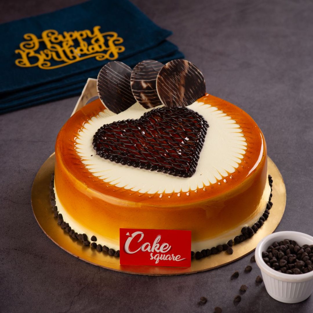 A perfect caramalised cream on top and filled with butterscotch caramalised cahew nuts and designed with a chocolate heart is our Chocolate Heart 1 Kg ButterScotch Birthday Cake. Made by Cake Square Team.