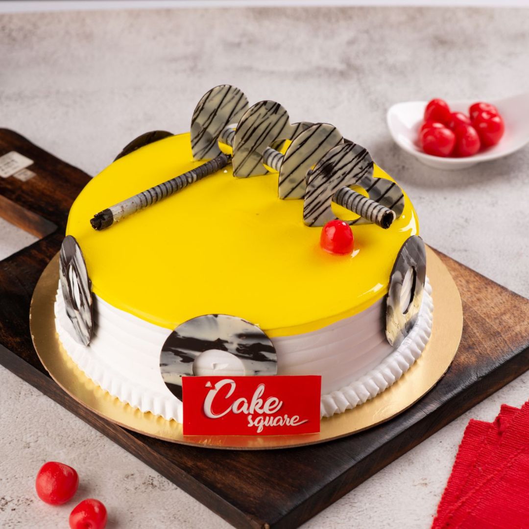 A simple and elegant pineapple cake in yellow colour with ganache is our Wild Pineapple Half Kg Birthday Cake. Made by Cake Square Team