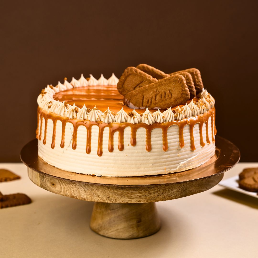 "Luxurious Biscoff cake 1 kg featuring layers of caramelized cookie butter cream, crushed Lotus Biscoff biscuits, and signature Biscoff spread, decorated with cookie crumbs and drizzles"